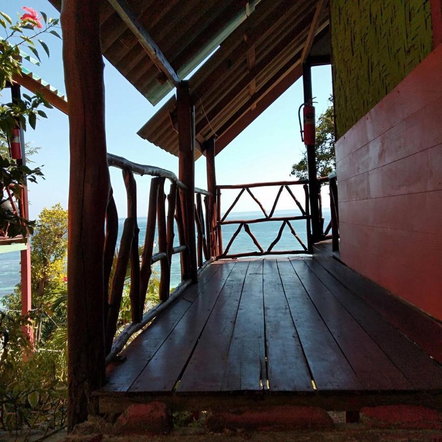 ホテル Daya Hill Seaview リペ島 エクステリア 写真