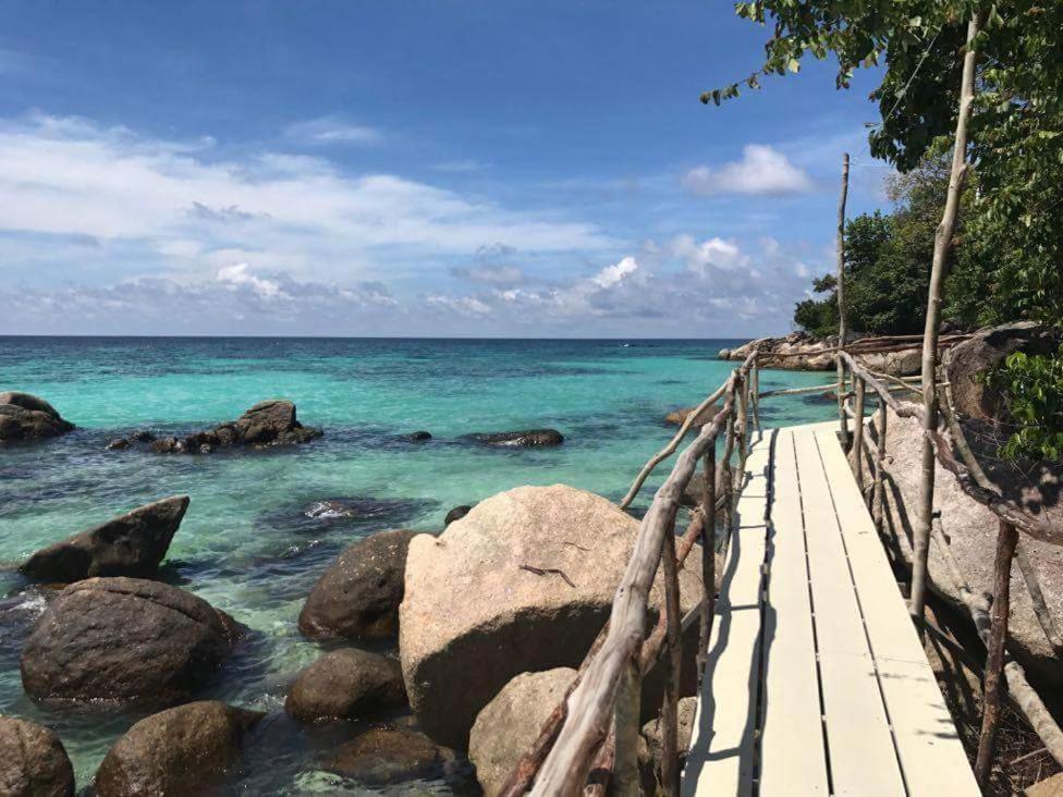 ホテル Daya Hill Seaview リペ島 エクステリア 写真
